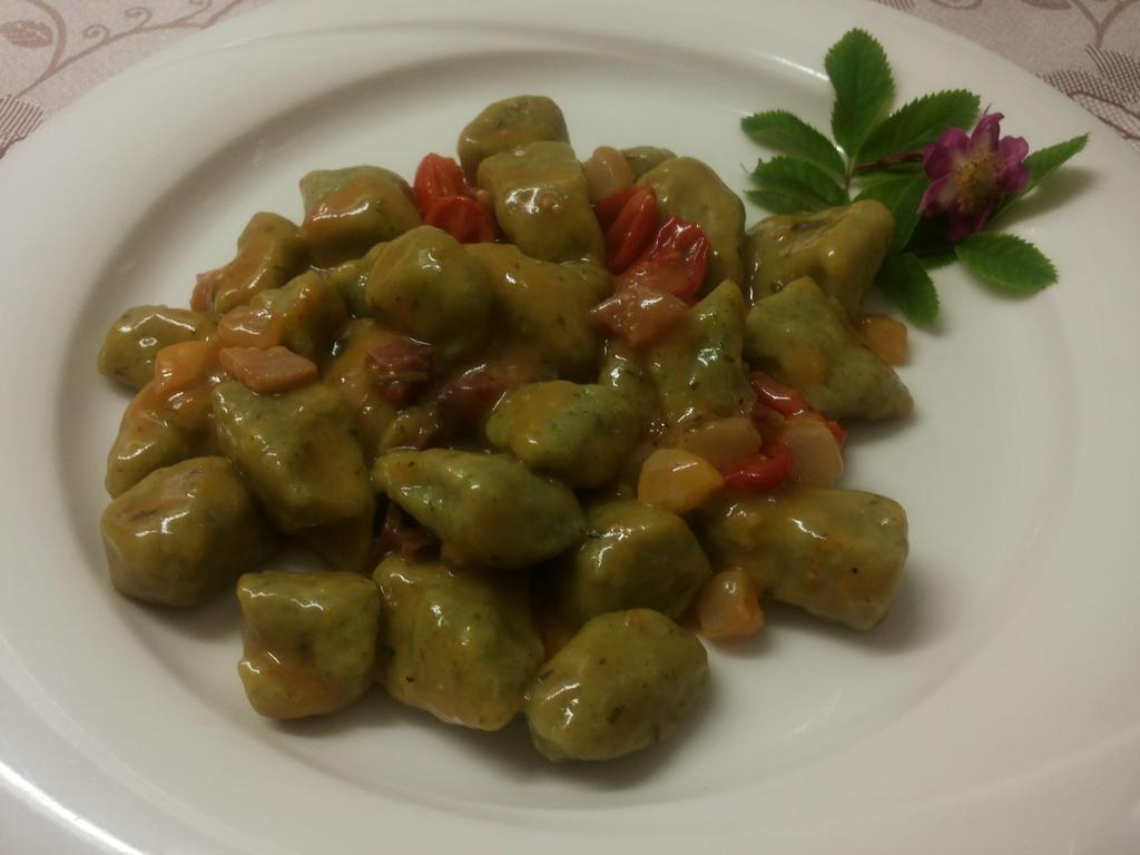 Albergo Nuoitas 포르니 디 소프라 외부 사진